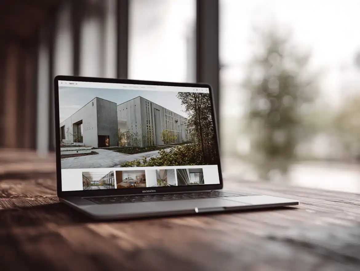 Página web de un estudio de arquitectura mostrada en un portátil, destacando un diseño minimalista y profesional.