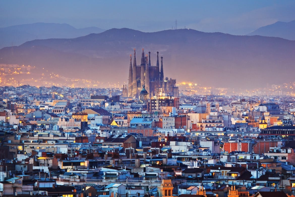 Especialista en diseño web y SEO planificando una estrategia para una empresa en Barcelona.