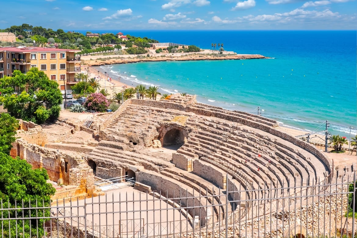 Consultor de marketing digital diseñando una estrategia para empresas en Tarragona.