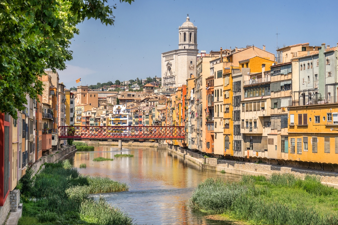 Especialista en posicionamiento web diseñando una estrategia para negocios en Girona.