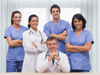 Doctora utilizando tablet en consulta médica moderna