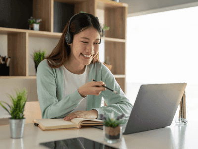 Estudiante en plataforma e-learning y SEO para formación