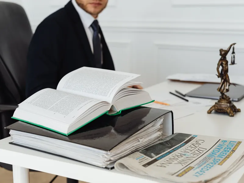 Escritorio de un bufete de abogados con códigos legales y documentos