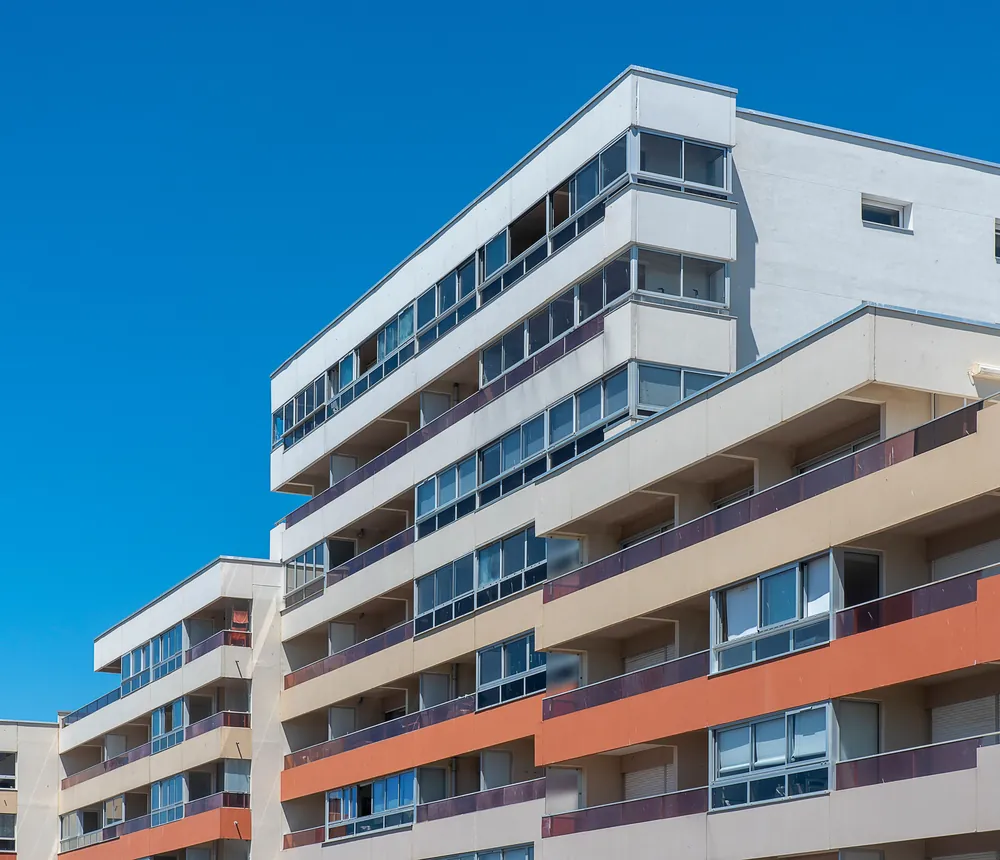 Edificio de viviendas de obra nueva con terrazas, terminado por una promotora inmobiliaria