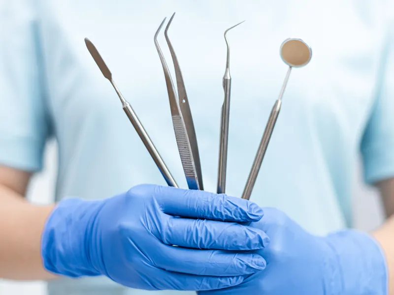 Dentista con el instrumental odontológico en las manos