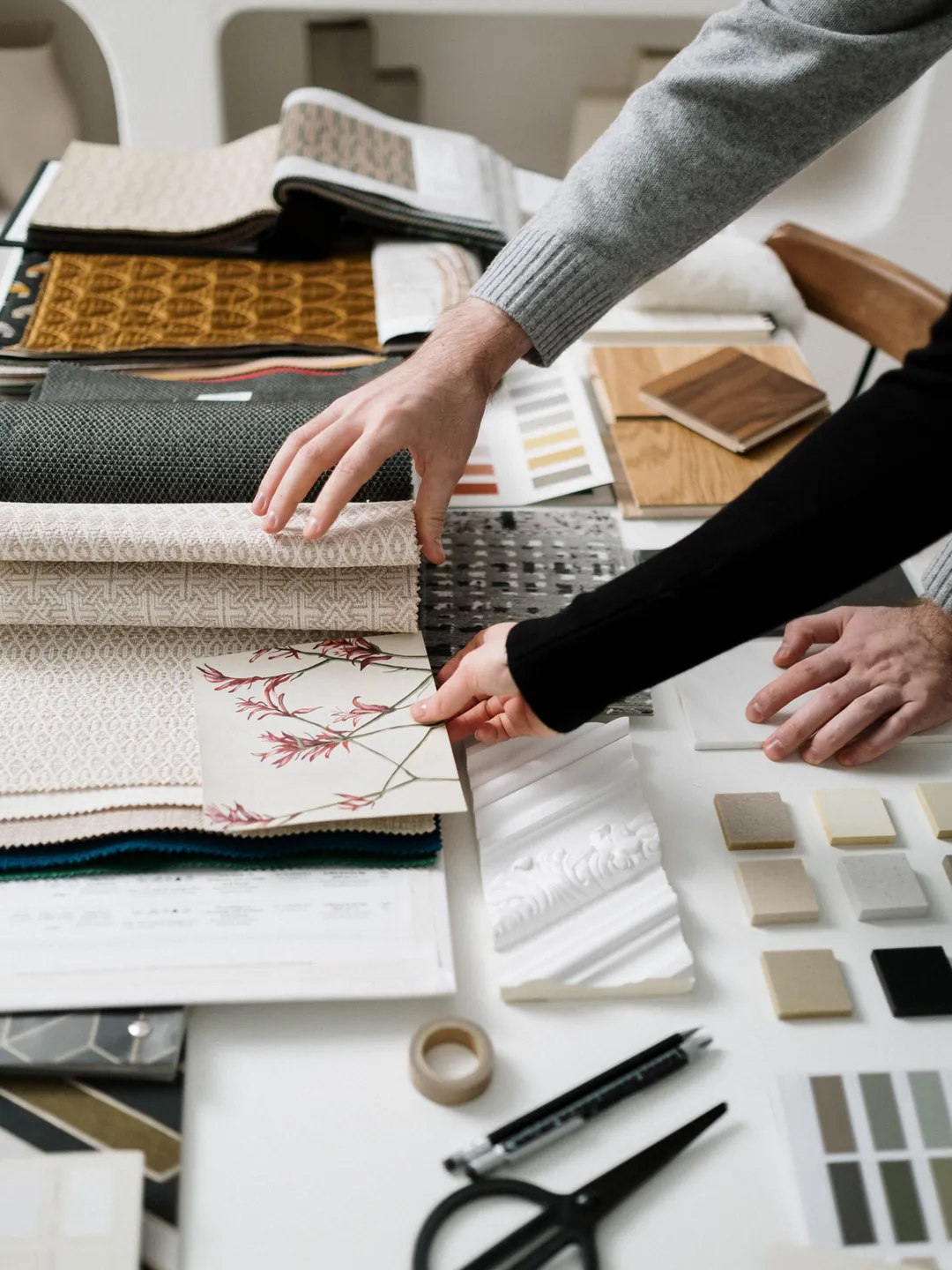 Interiorista seleccionando tejidos y muestras para un proyecto de interiorismo