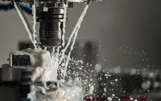 Fresadora CNC mecanizando una pieza con taladrina