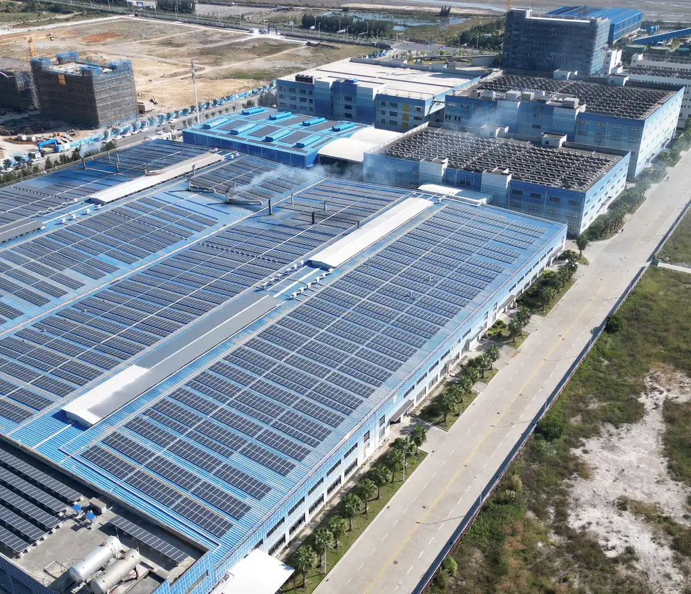 Cubiertas de naves industriales con placas solares para autoconsumo fotovoltaico