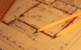 Plano de arquitectura con lápiz y regla sobre la mesa