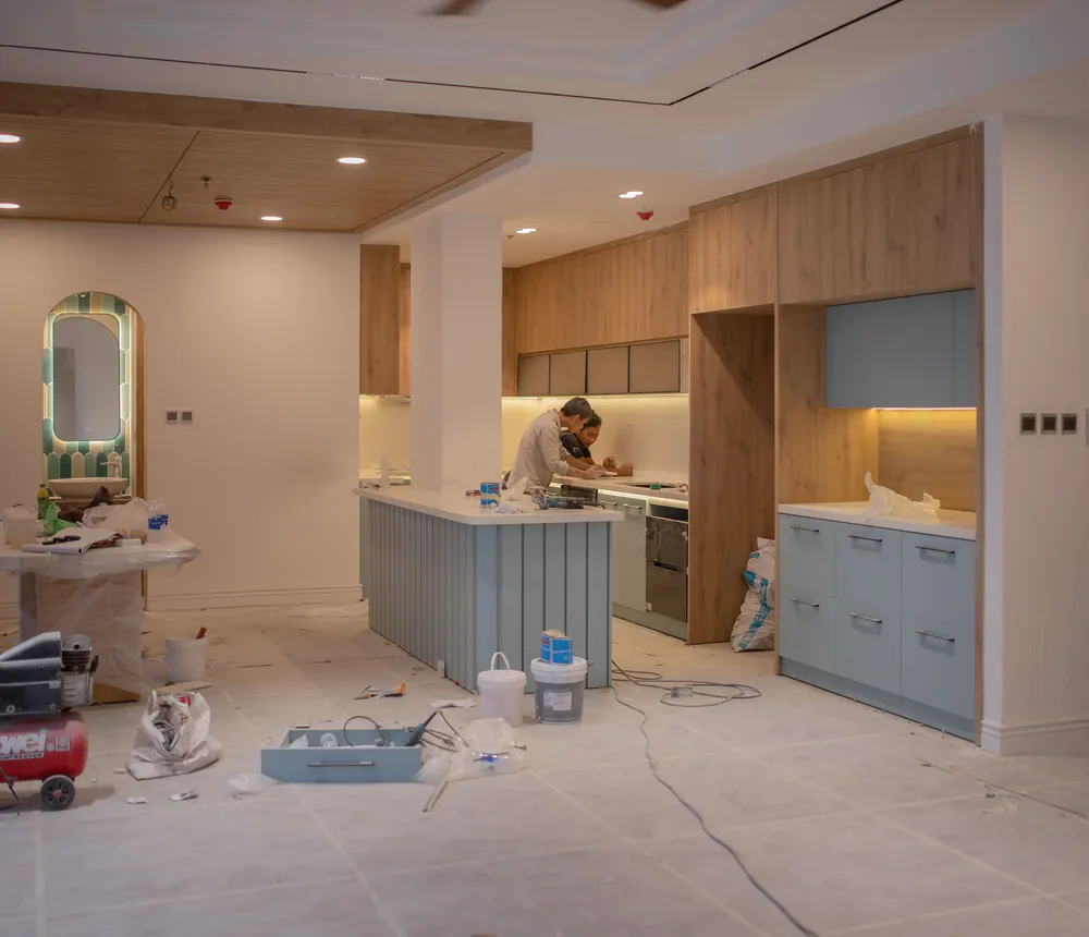 Cocina en plena reforma con materiales y herramientas de obra