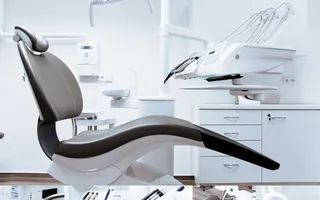 Sillón dental en una consulta de odontología